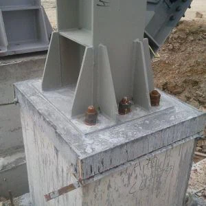 ¿Cuál es la fuerza de adhesión del material de lechada a diferentes sustratos?